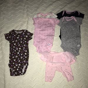 Newborn 6pcs mix of onesies and a pants